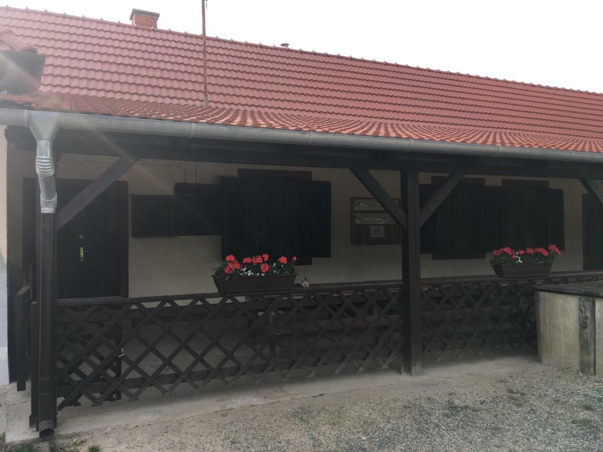 Vadaszhaz Hotel Egyhazasradoc Bagian luar foto